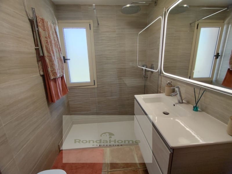 3 soveværelse Villa til leje i Las Lagunas de Mijas med swimmingpool garage - € 1.950 (Ref: 9901267)