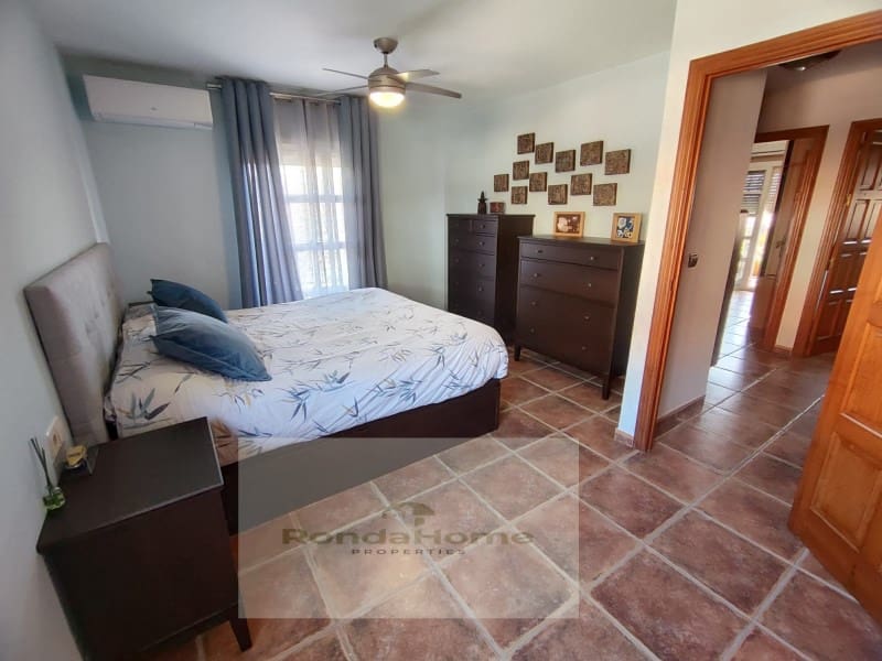 3 soveværelse Villa til leje i Las Lagunas de Mijas med swimmingpool garage - € 1.950 (Ref: 9901267)