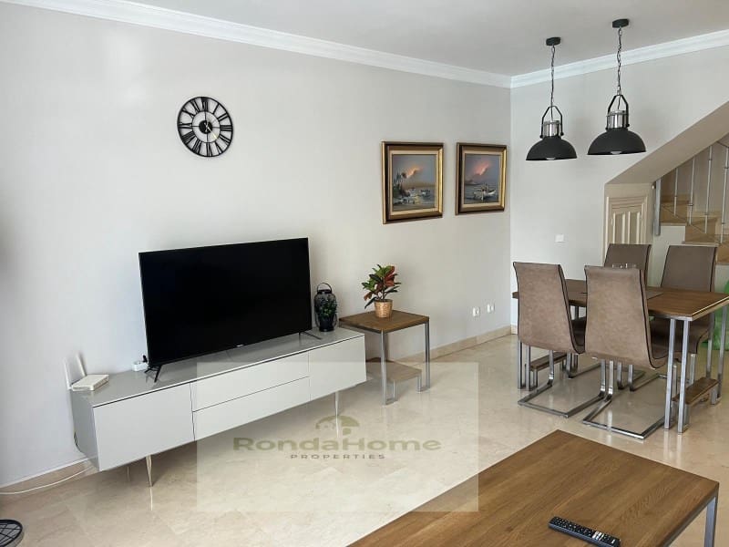 2 quarto Apartamento para arrendar em Nueva Andalucia com piscina garagem - 2 600 € (Ref: 9922170)