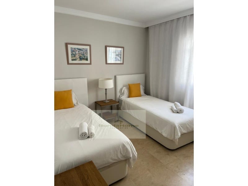 2 quarto Apartamento para arrendar em Nueva Andalucia com piscina garagem - 2 600 € (Ref: 9922170)