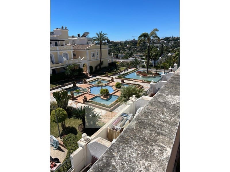 2 quarto Apartamento para arrendar em Nueva Andalucia com piscina garagem - 2 600 € (Ref: 9922170)