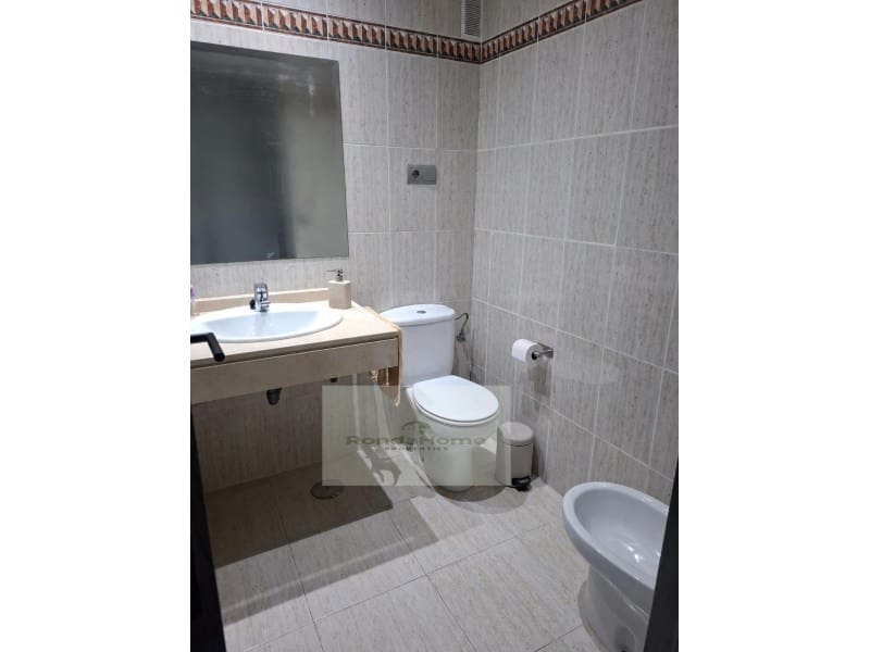 2 quarto Apartamento para arrendar em Benahavis com piscina garagem - 2 000 € (Ref: 9939891)