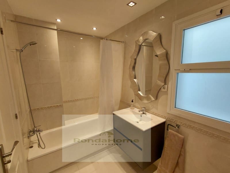 2 soveværelse Lejlighed til leje i Malaga by med garage - € 1.300 (Ref: 9984849)