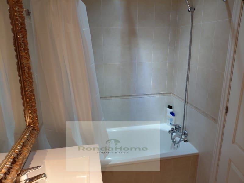 2 soveværelse Lejlighed til leje i Malaga by med garage - € 1.300 (Ref: 9984849)