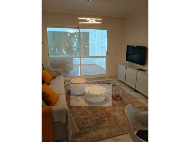2 slaapkamer Flat te huur in Nueva Andalucia met zwembad garage - € 1.900 (Ref: 9990645)