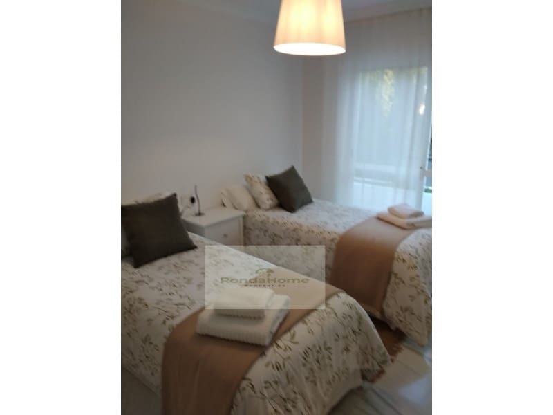 2 slaapkamer Flat te huur in Nueva Andalucia met zwembad garage - € 1.900 (Ref: 9990645)