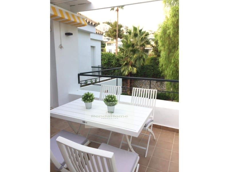 2 slaapkamer Flat te huur in Nueva Andalucia met zwembad garage - € 1.900 (Ref: 9990645)