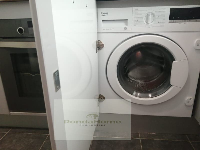 2 slaapkamer Flat te huur in Nueva Andalucia met zwembad garage - € 1.900 (Ref: 9990645)