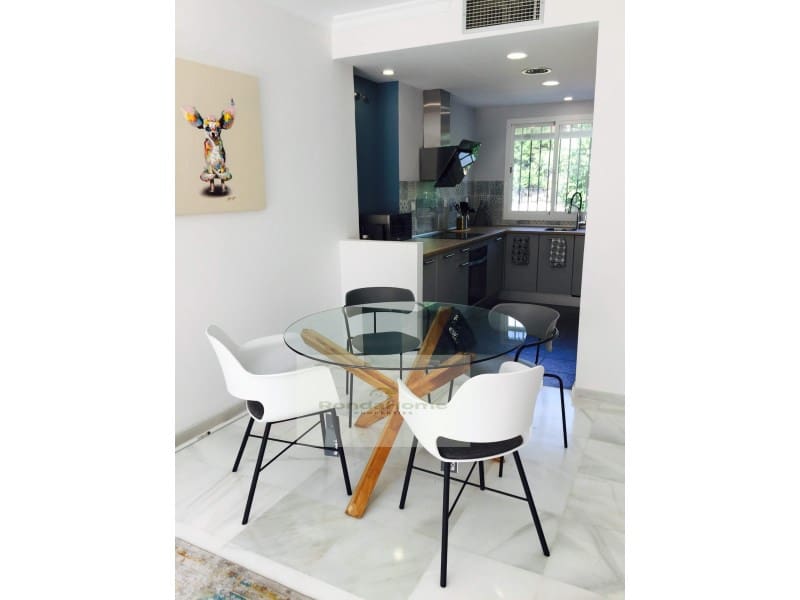 2 slaapkamer Flat te huur in Nueva Andalucia met zwembad garage - € 1.900 (Ref: 9990645)