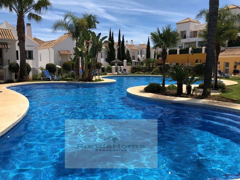 2 slaapkamer Flat te huur in Nueva Andalucia met zwembad garage - € 1.900 (Ref: 9990645)