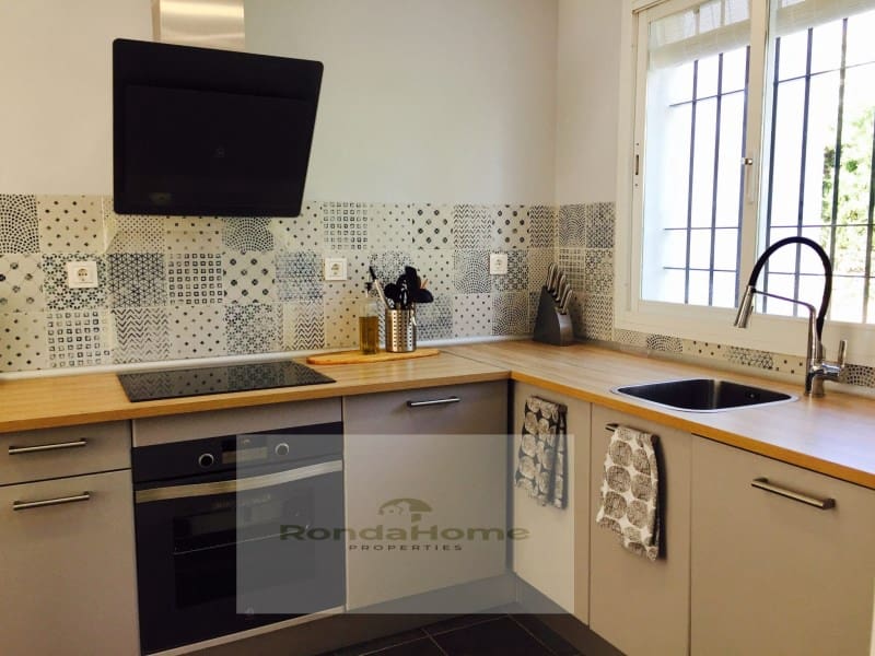 2 slaapkamer Flat te huur in Nueva Andalucia met zwembad garage - € 1.900 (Ref: 9990645)