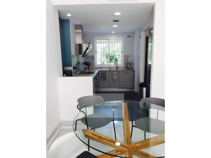 2 slaapkamer Flat te huur in Nueva Andalucia met zwembad garage - € 1.900 (Ref: 9990645)