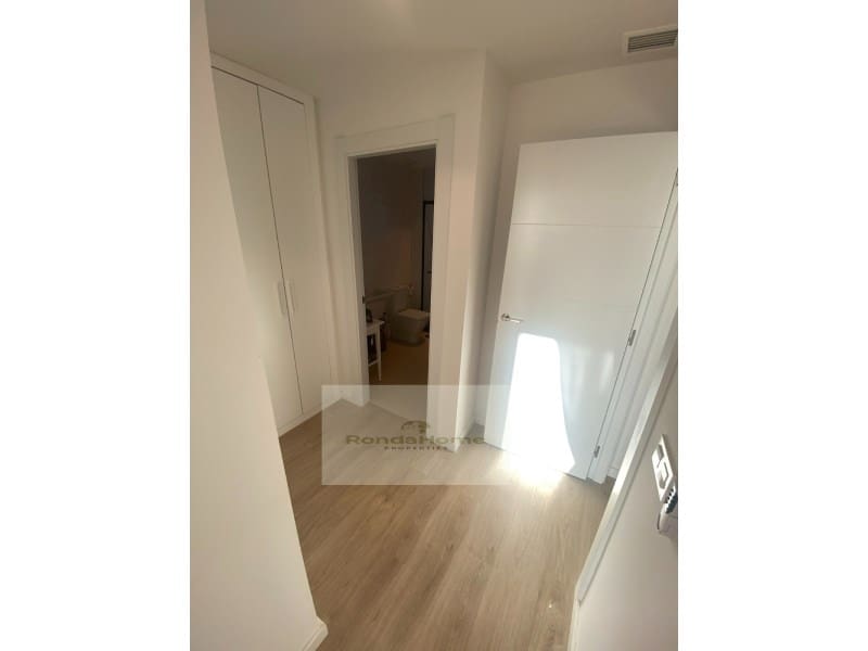 3 soveværelse Lejlighed til leje i Nueva Andalucia med swimmingpool garage - € 2.300 (Ref: 9995085)