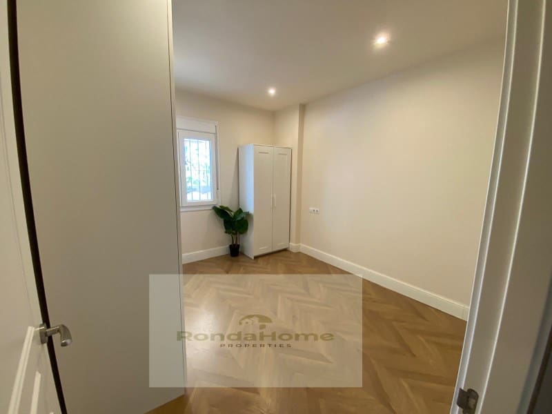 3 soveværelse Lejlighed til leje i Malaga by - € 1.800 (Ref: 9995086)