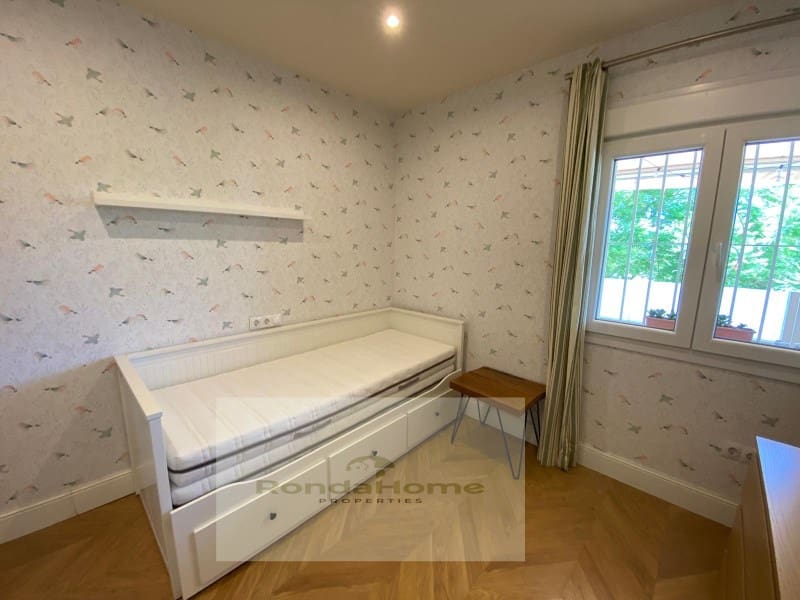 3 soveværelse Lejlighed til leje i Malaga by - € 1.800 (Ref: 9995086)