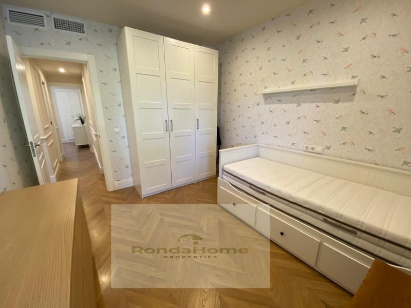 3 soveværelse Lejlighed til leje i Malaga by - € 1.800 (Ref: 9995086)