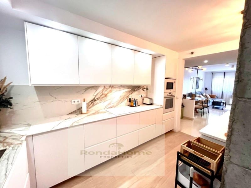 3 soveværelse Lejlighed til leje i Torremolinos med swimmingpool garage - € 1.930 (Ref: 9998763)