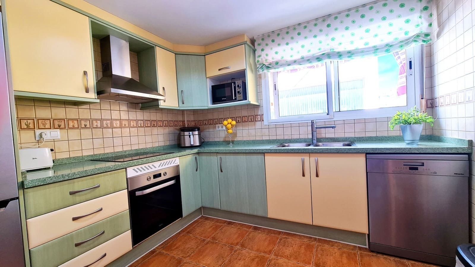 5 soveværelse Semi-Rækkehus til salg i Miramar med garage - € 251.000 (Ref: 9072082)