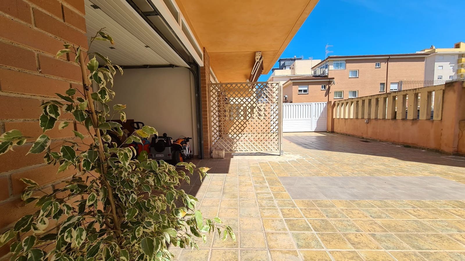 5 soveværelse Semi-Rækkehus til salg i Miramar med garage - € 251.000 (Ref: 9072082)