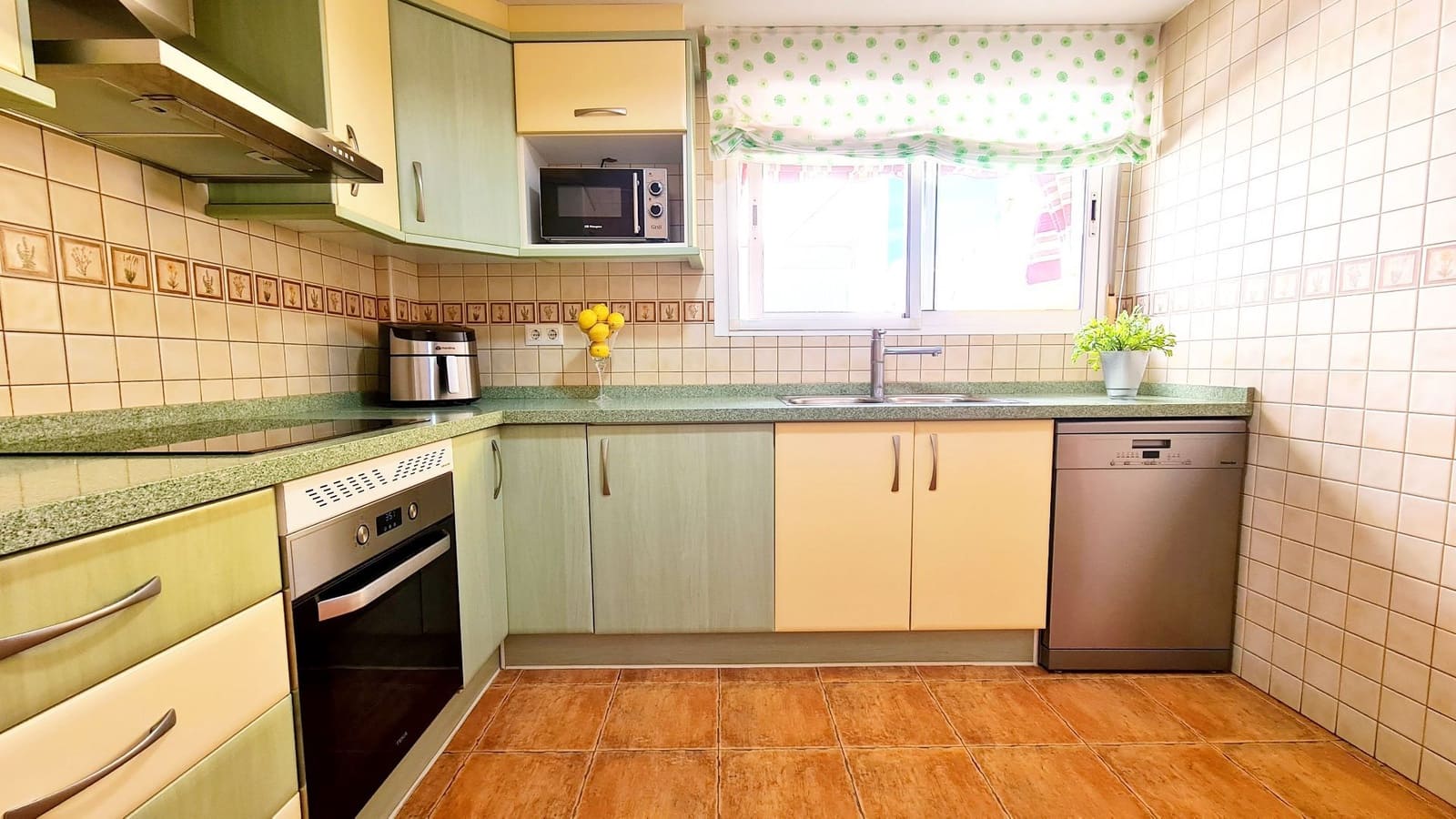 5 soveværelse Semi-Rækkehus til salg i Miramar med garage - € 251.000 (Ref: 9072082)