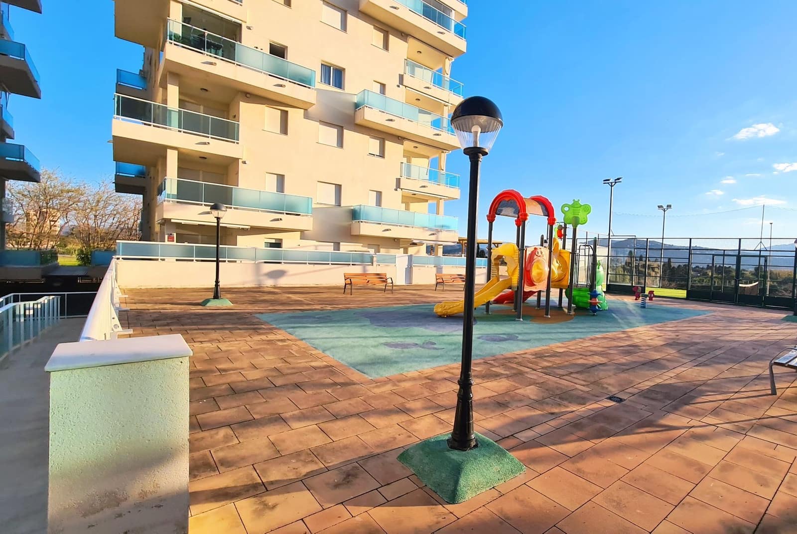 2 Zimmer Apartment zu vermieten in Piles mit Pool Garage - 1.000 € (Ref: 9679424)