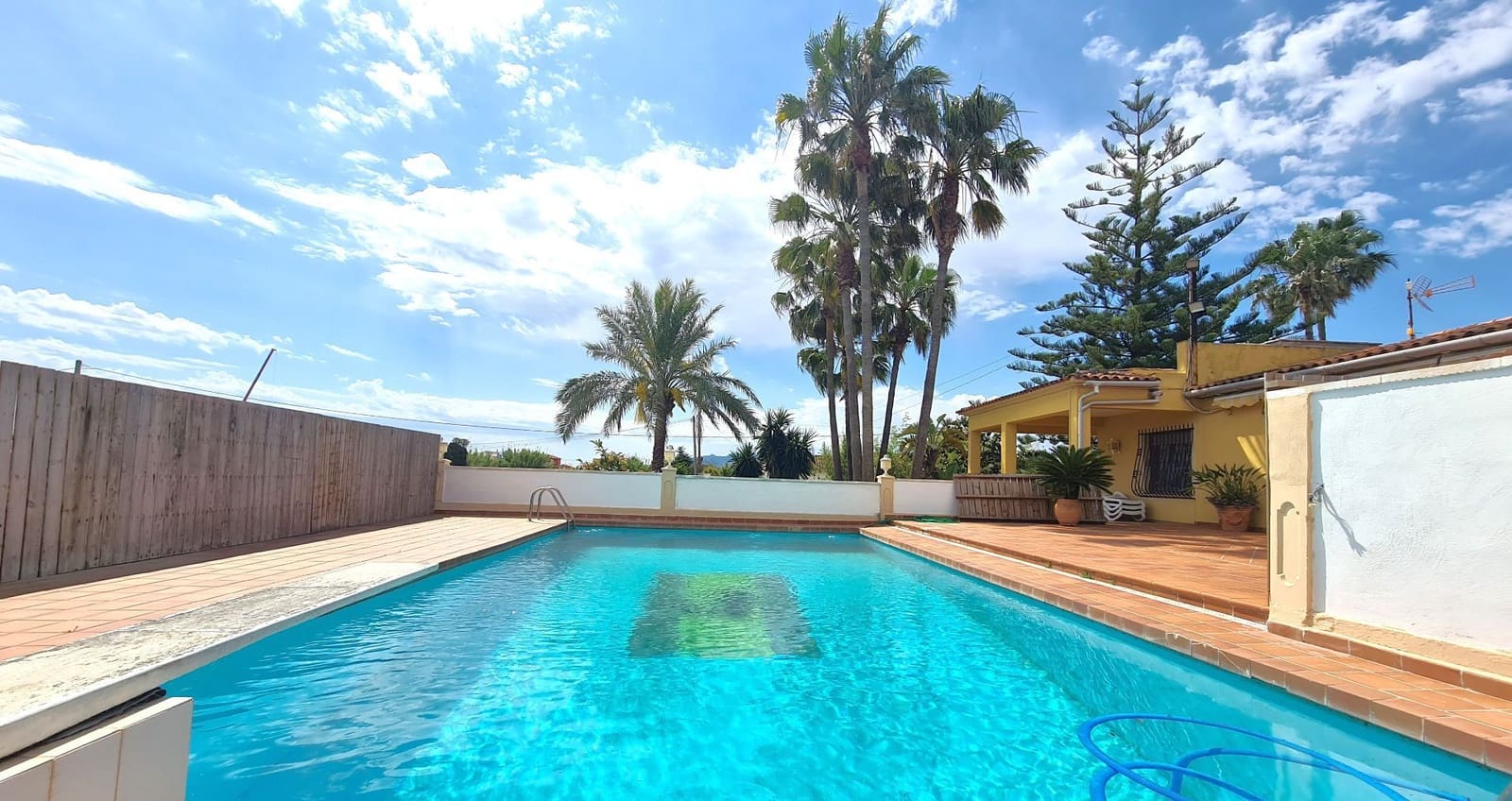 3 bedroom Villa for rent in Oliva with pool garage - € 1,800 (Ref: 9842102)