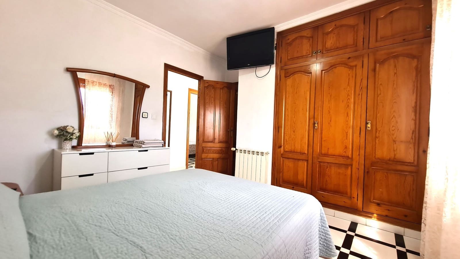 3 bedroom Villa for rent in Oliva with pool garage - € 1,800 (Ref: 9842102)