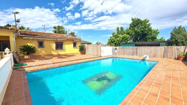 3 makuuhuone Huvila vuokrattavana paikassa Oliva Playa, Oliva mukana uima-altaan 
autotalli - 2 000 € (Ref: 9842102)
