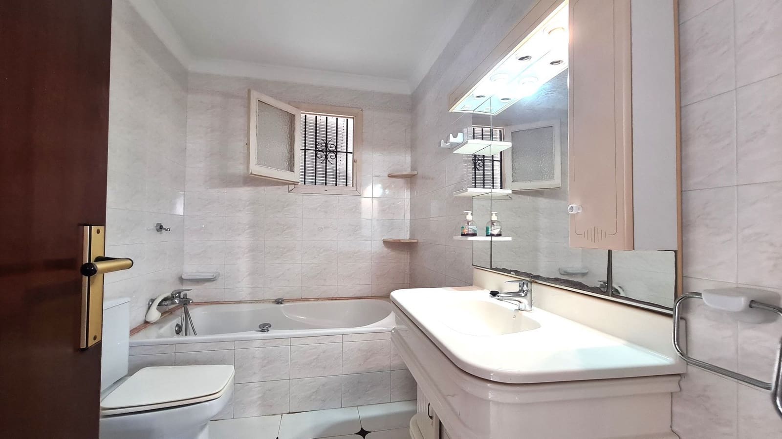 5 Zimmer Villa zu verkaufen in Oliva mit Garage - 500.000 € (Ref: 9919300)