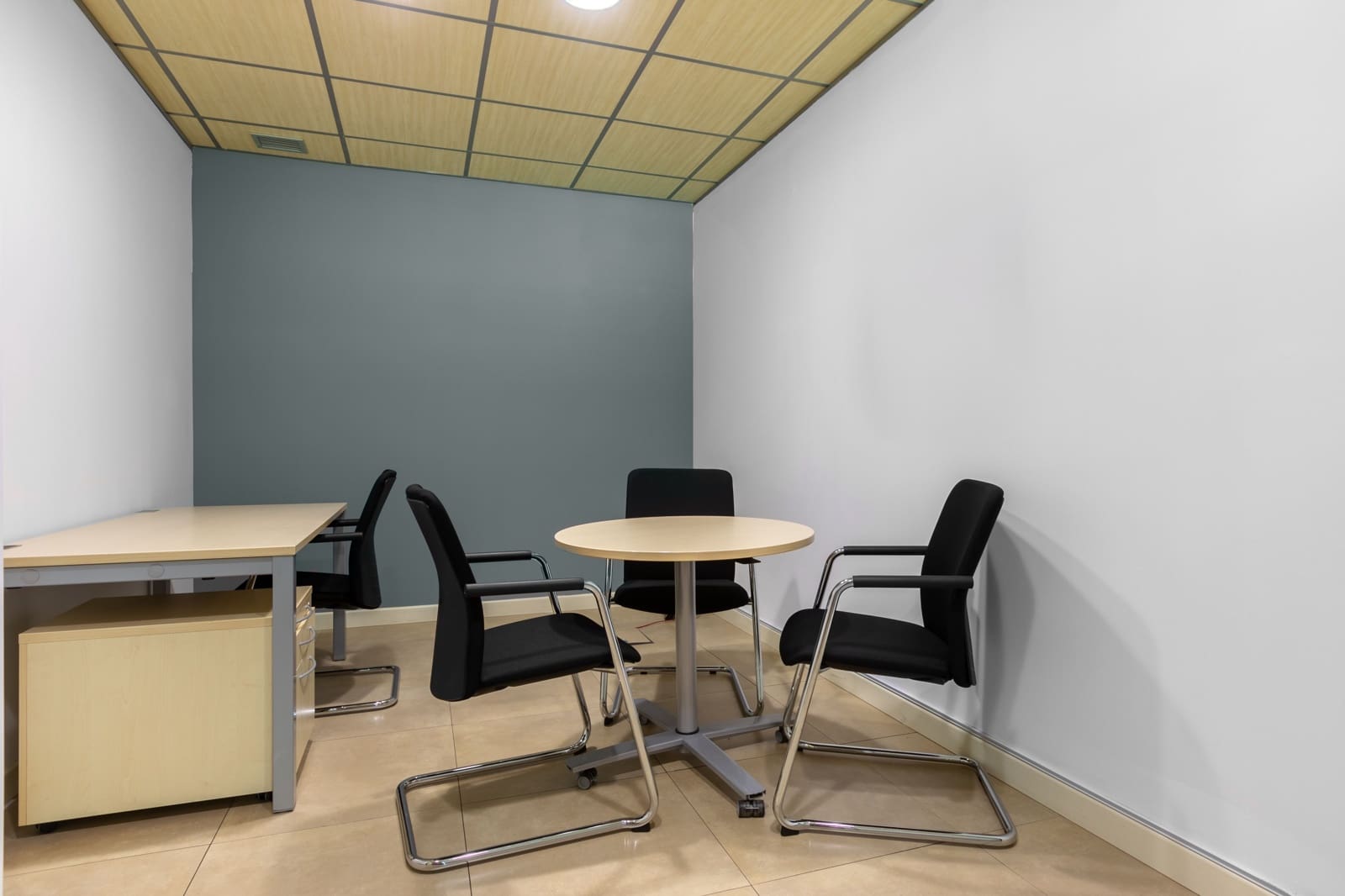 Kontor til leie i Malaga by - € 899 (Ref: 9421158)