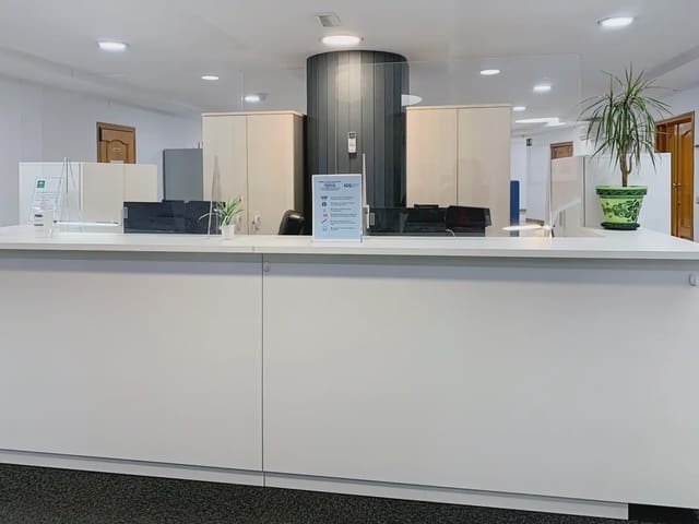 Toimisto vuokrattavana paikassa Ricardo Soriano, Marbella mukana 
autotalli - 469 € (Ref: 9809500)