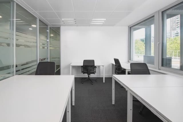 Office for rent in Cuatro Caminos, Madrid city with garage - € 689 (Ref: 9809627)