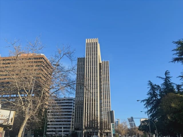 Office for rent in Castillejos, Madrid city with garage - € 549 (Ref: 9809638)