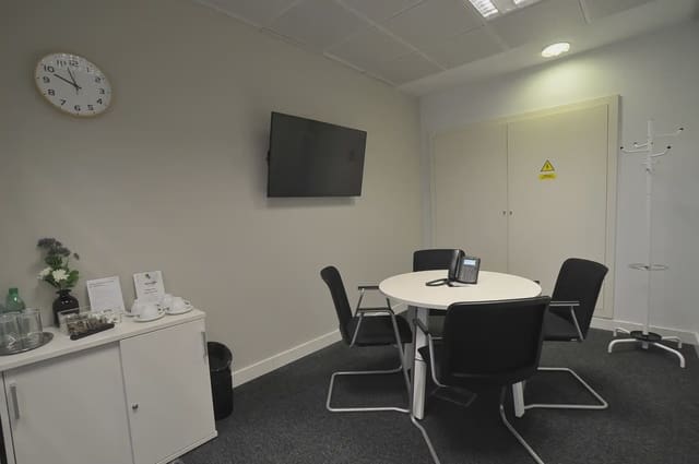 Office for rent in Valdefuentes, Madrid city with garage - € 684 (Ref: 9809683)