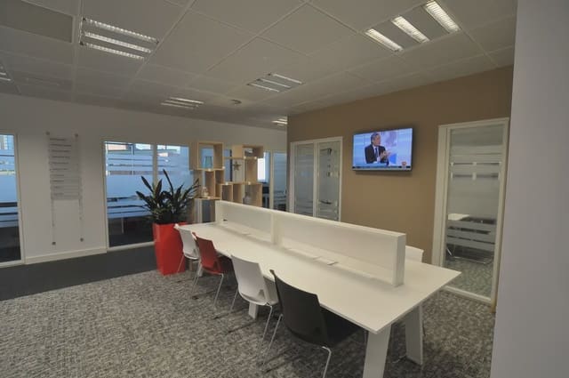 Office for rent in Valdefuentes, Madrid city with garage - € 684 (Ref: 9809683)
