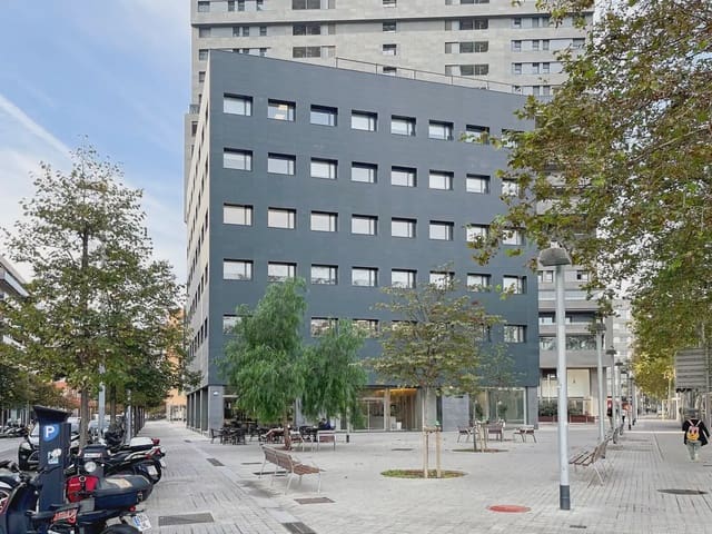 Oficina en El Poblenou, Barcelona ciudad en alquiler con garaje - 549 € (Ref: 9809706)
