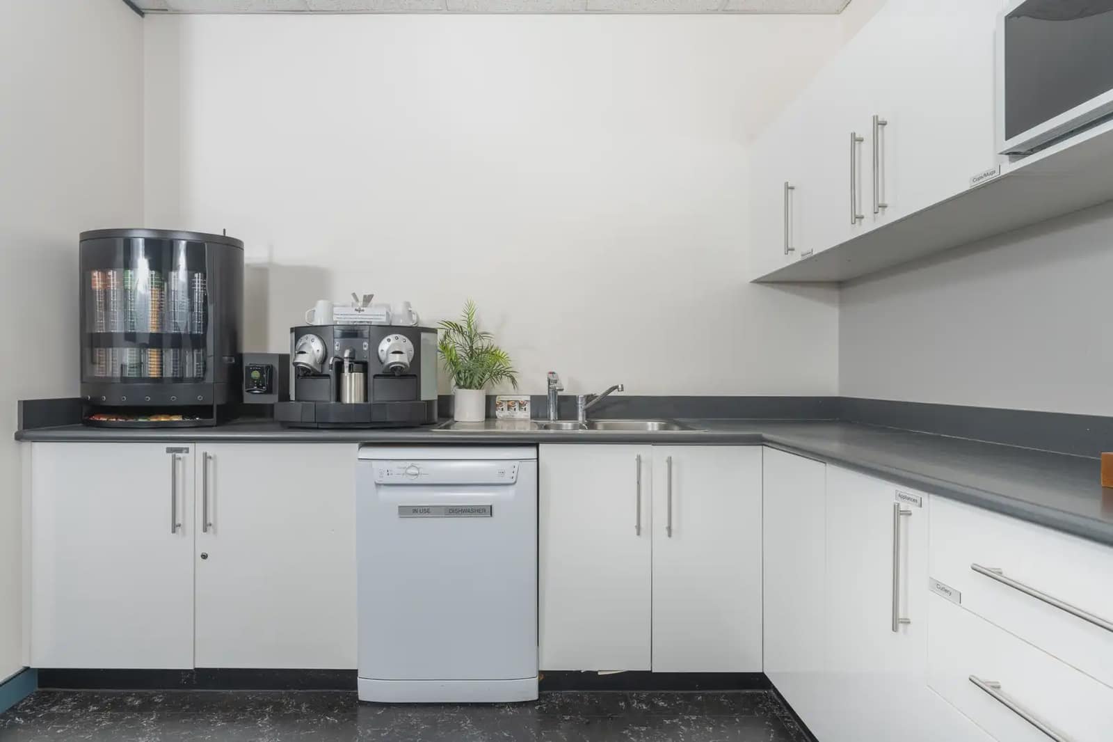 Bureau à louer à Donostia-San Sebastian avec garage - 5 106 € (Ref: 9809981)