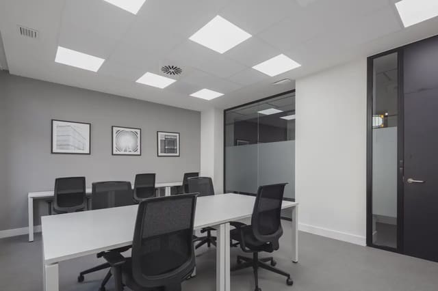 Kantoor te huur in Centro Urbano, Oviedo met garage - € 129 (Ref: 9810018)