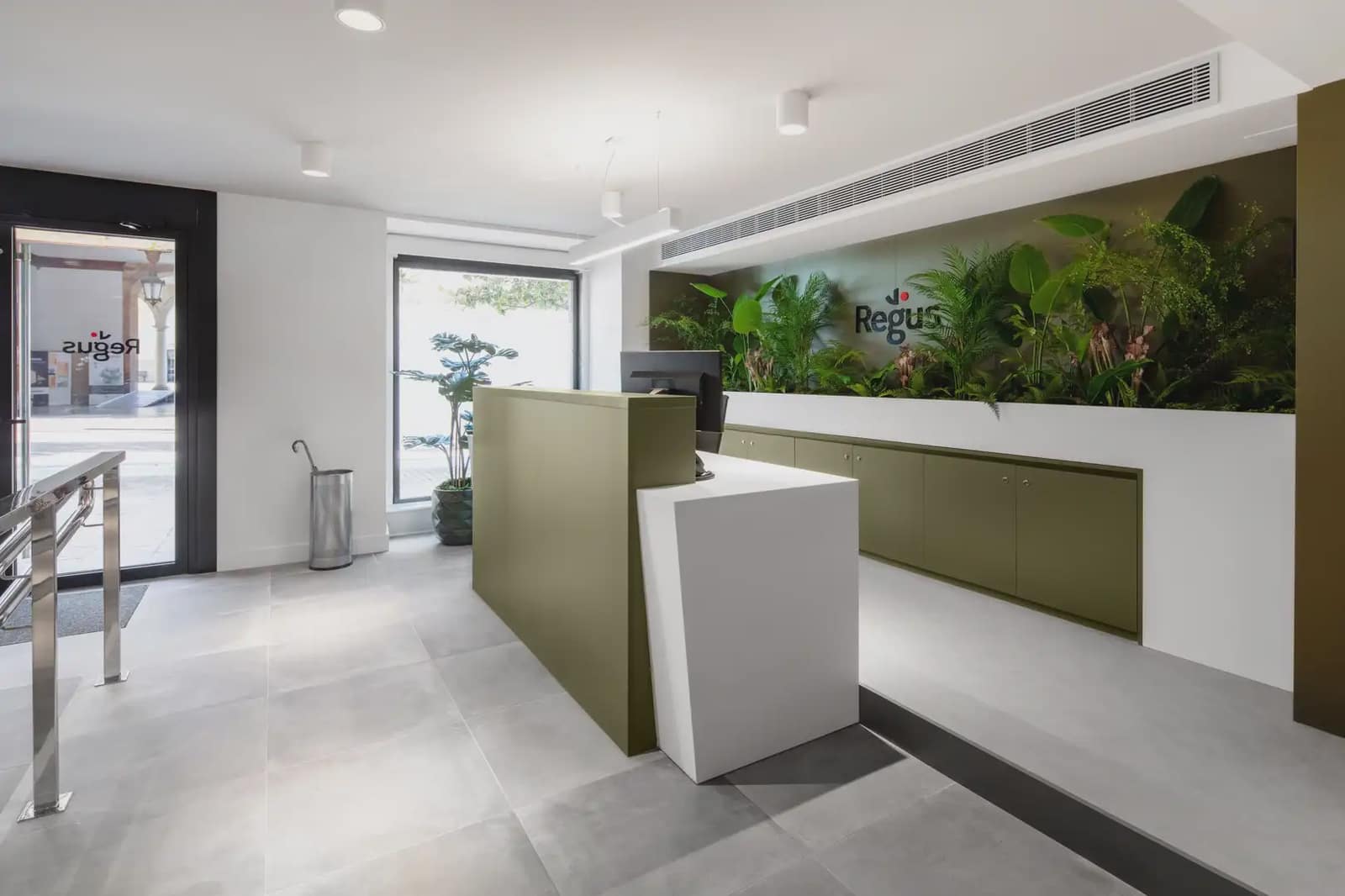 Bureau à louer à Oviedo avec piscine garage - 189 € (Ref: 9810019)