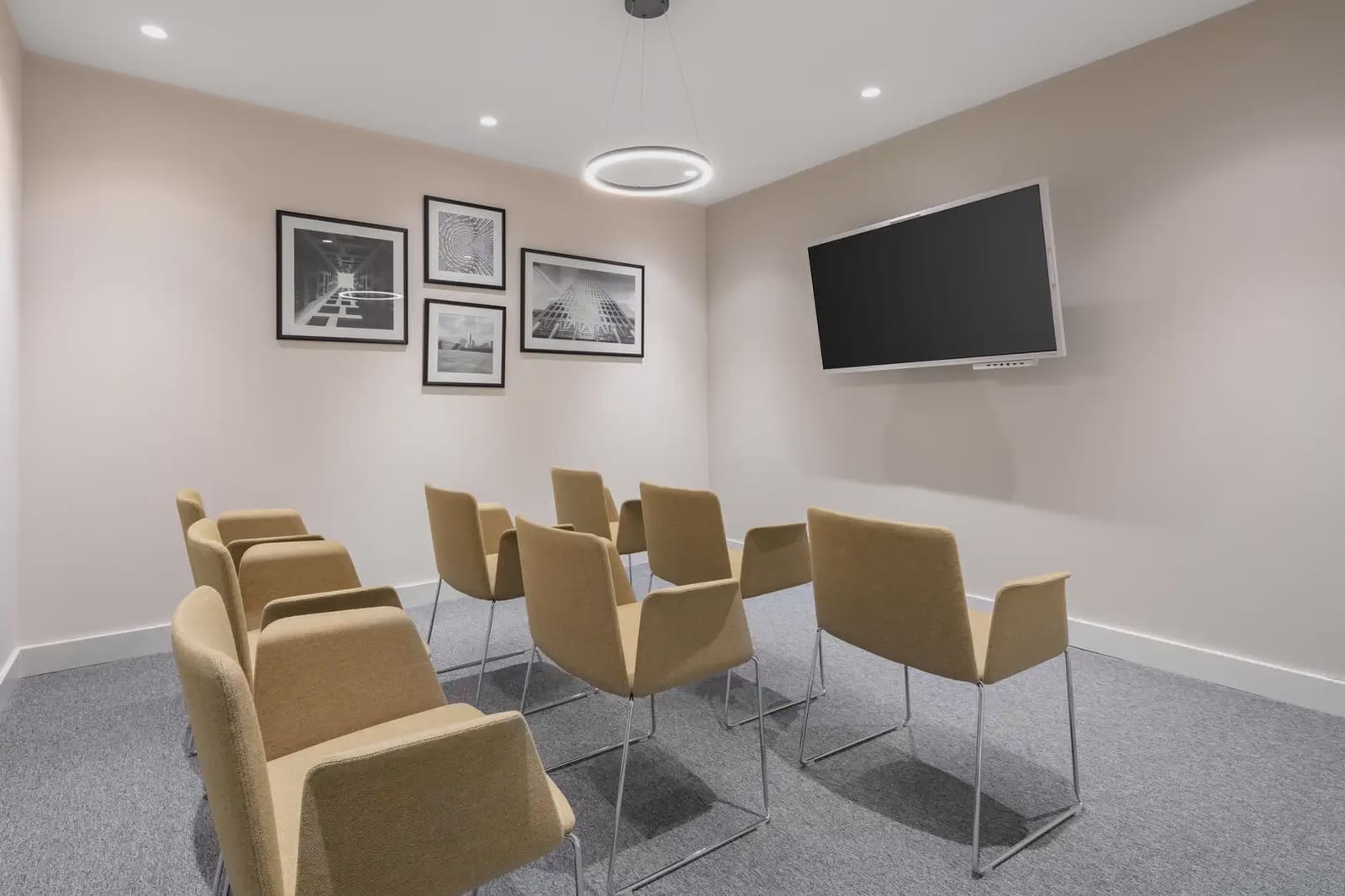 Office for rent in Oviedo with pool garage - € 3,646 (Ref: 9810024)