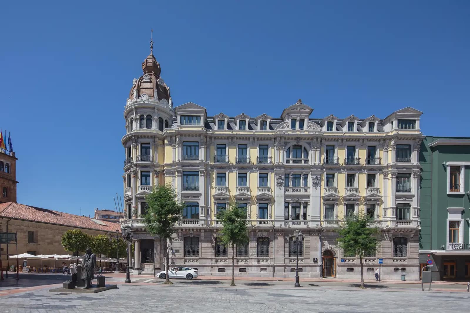 Office for rent in Oviedo with pool garage - € 3,646 (Ref: 9810024)