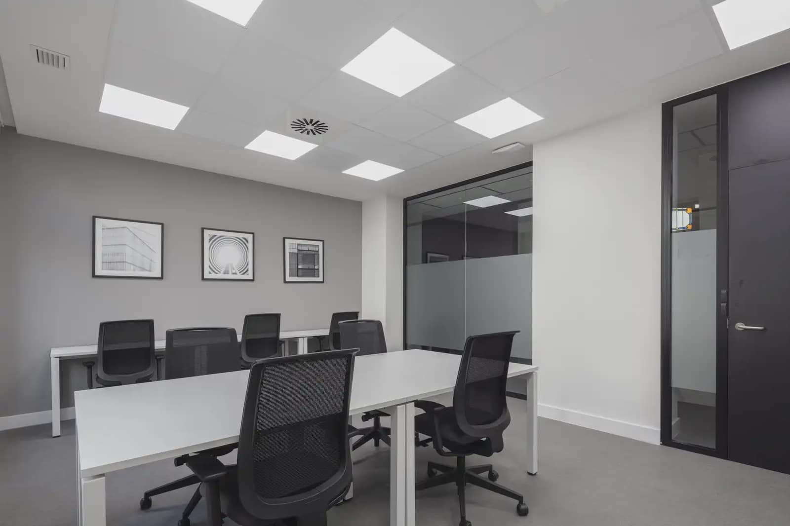 Office for rent in Oviedo with pool garage - € 849 (Ref: 9810025)