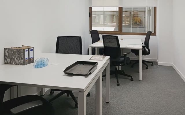 Kantoor te huur in El Plantío, Madrid stad met garage - € 109 (Ref: 9810102)