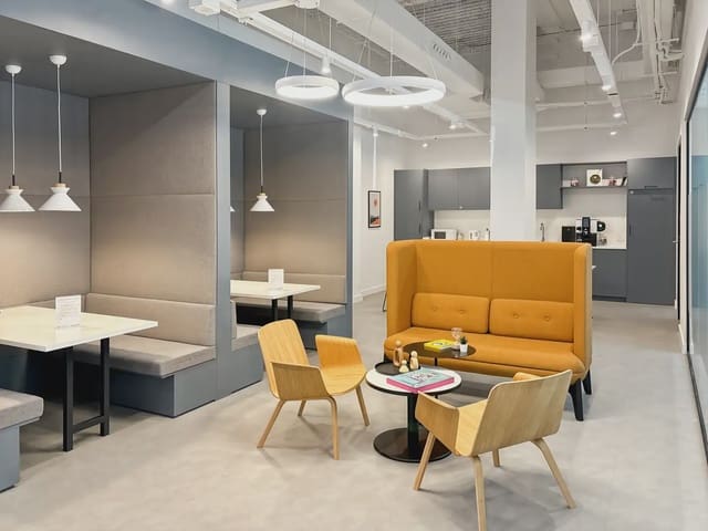 Office for rent in Camas with garage - € 135 (Ref: 9810113)