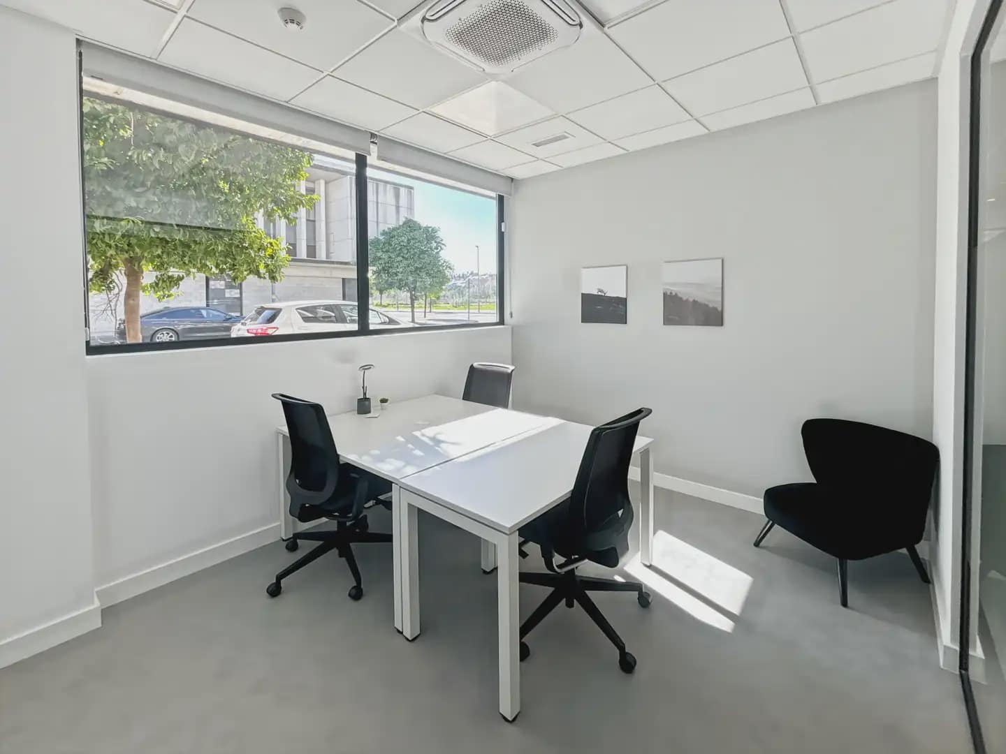 Office for rent in Camas with garage - € 135 (Ref: 9810113)