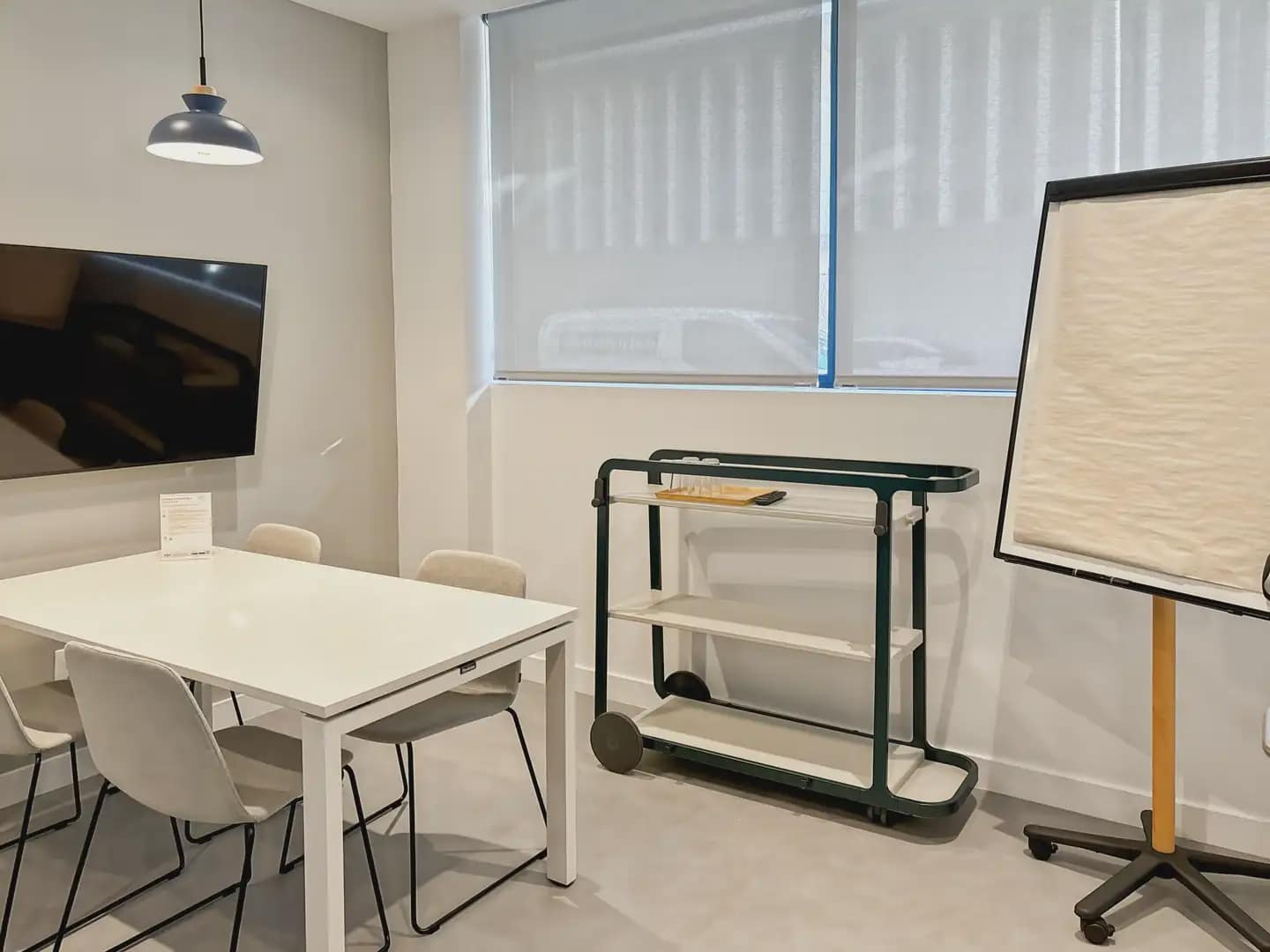 Office for rent in Camas with garage - € 349 (Ref: 9810116)