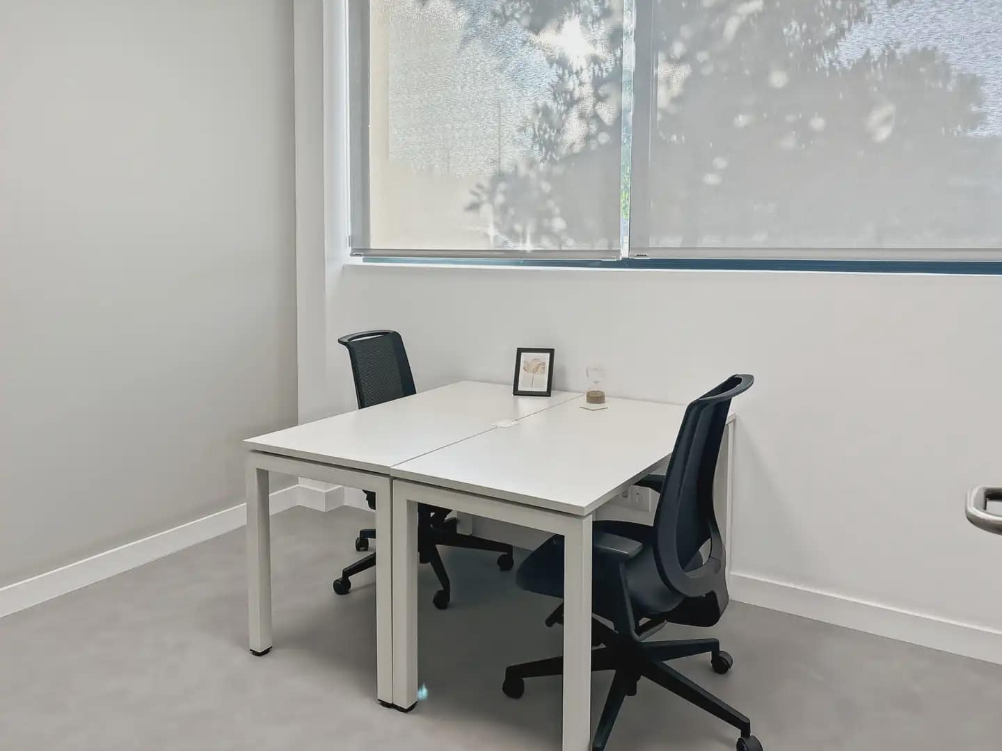 Office for rent in Camas with garage - € 349 (Ref: 9810116)