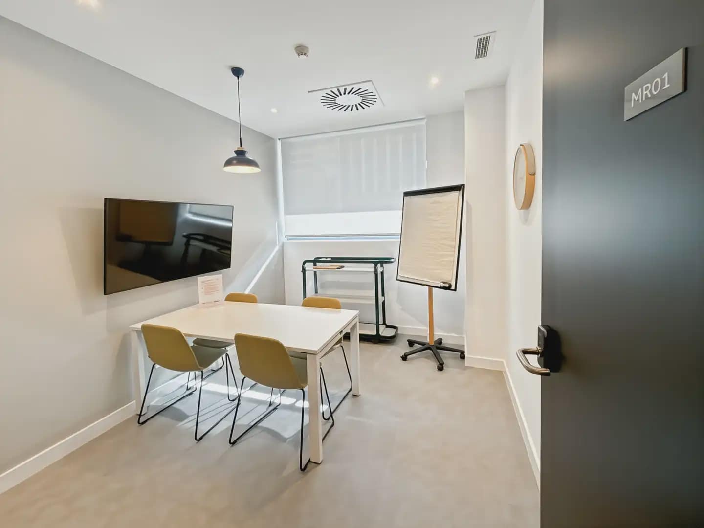 Office for rent in Camas with garage - € 209 (Ref: 9810117)