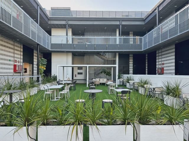 Office for rent in Camas with garage - € 209 (Ref: 9810117)