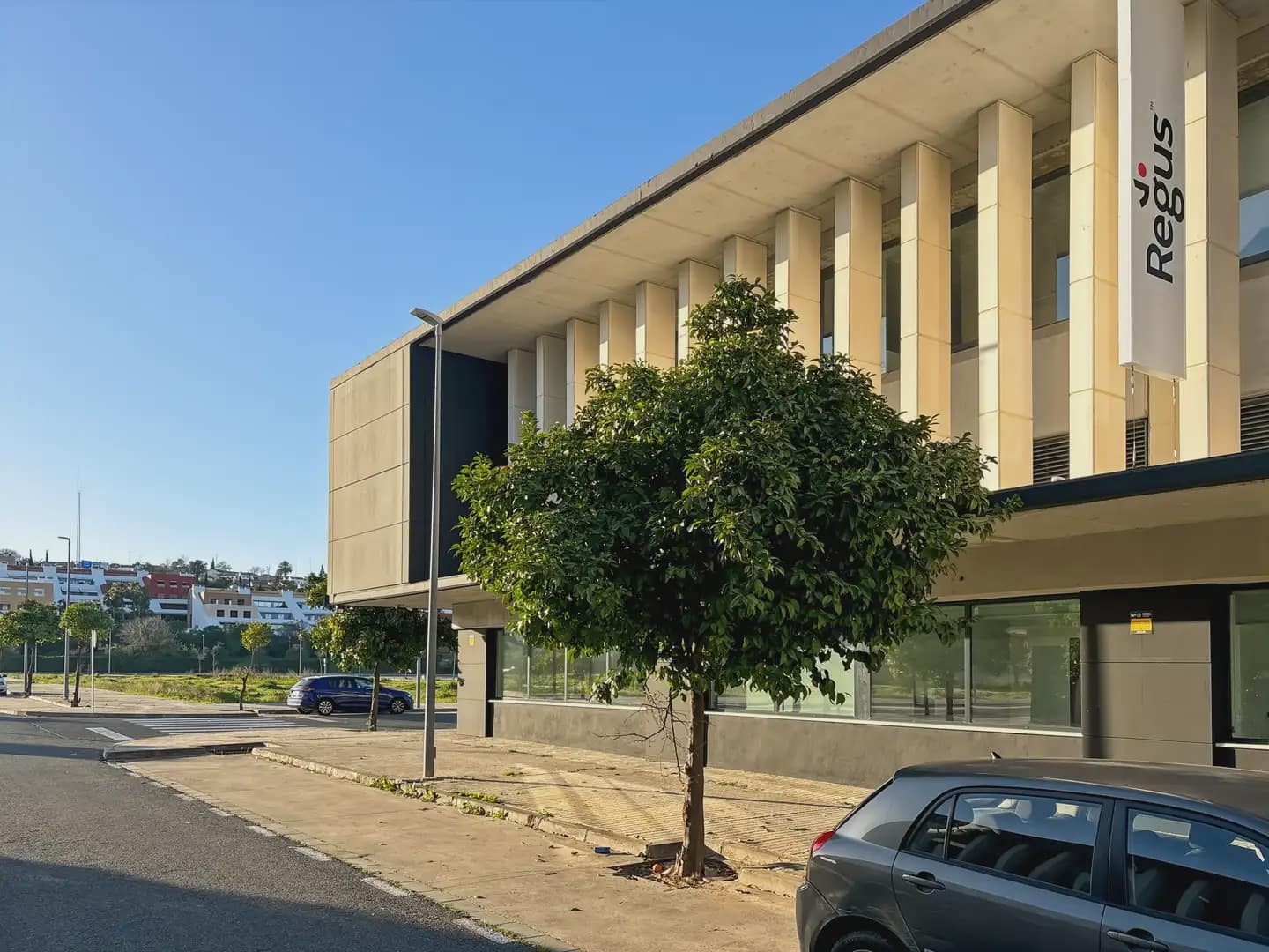 Office for rent in Camas with garage - € 209 (Ref: 9810117)